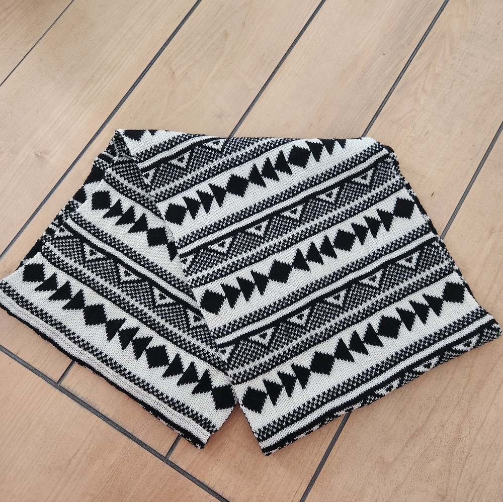 Black and White Geometric Patterned Scarf
